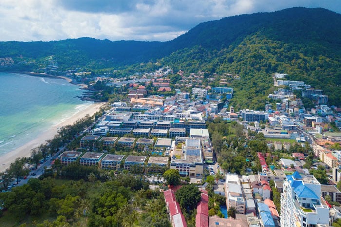 asian-saleswoman-welcoming-the-couple-customer-to-2024-10-18-17-29-58-utc